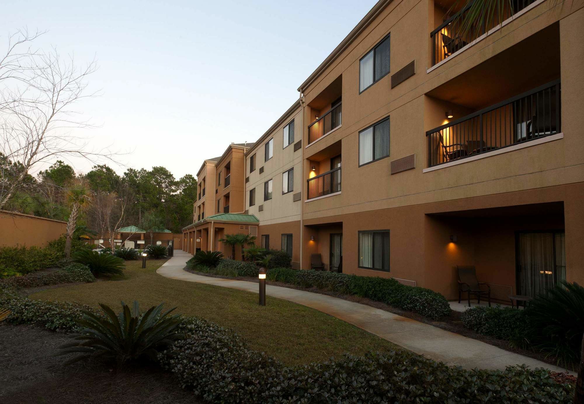 Courtyard Tuscaloosa Hotel Exterior photo